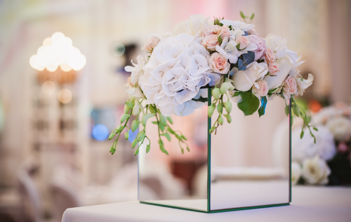 دیزاین مراسم (گل‌آرایی، نورپردازی، سفره عقد، تم‌ها)